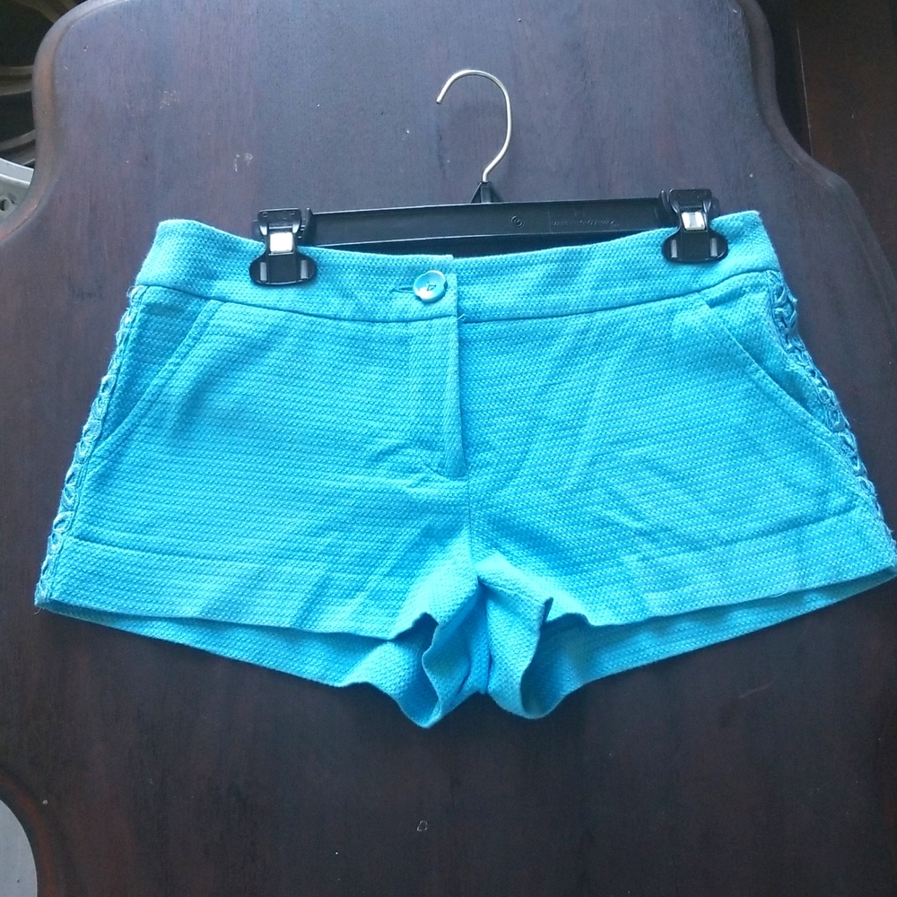 Trina Turk Shorts side crochet